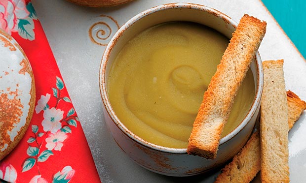 Creme frio de ervilha e batata com pão torrado