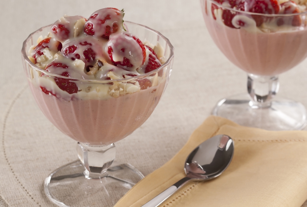 Creme gelado de morango e leite condensado