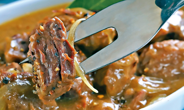 Cubos de carne com especiarias