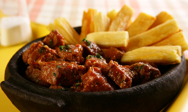 Cubos de carne-seca com cerveja na pressão