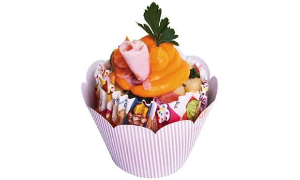 Cupcake salgado com recheio de presunto e queijo