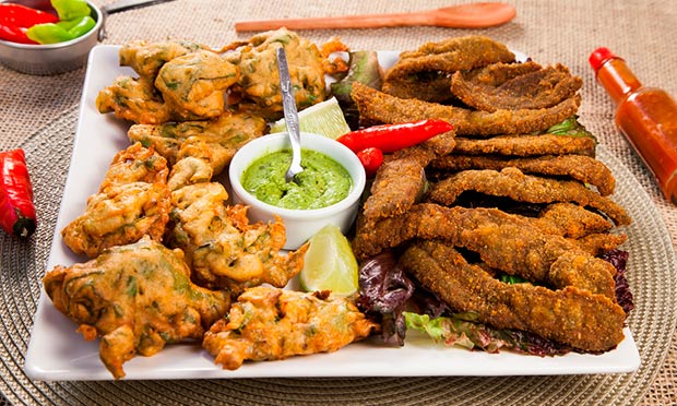 Bife a milanesa em tiras com bolinho de escarola