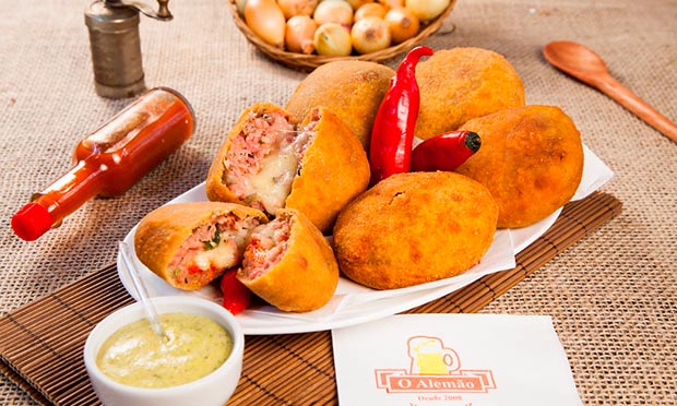 Bolinho de carne moída recheado com tomate seco e muçarela