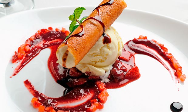 Cornetto de mascarpone com calda de frutas