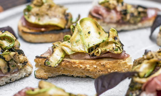Crostini de abobrinha e presunto cru