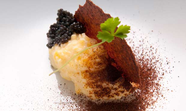 Curau com pele de banana e caviar