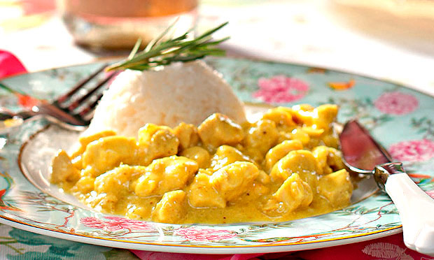 Frango ao curry com arroz de coco
