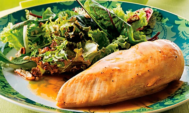 Frango grelhado com suco de maçã e salada verde