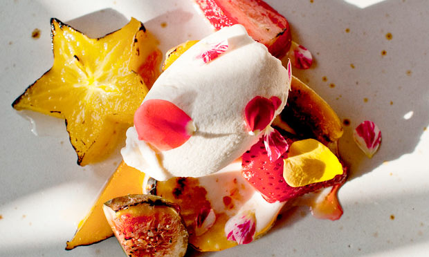 Frutas assadas com sorvete