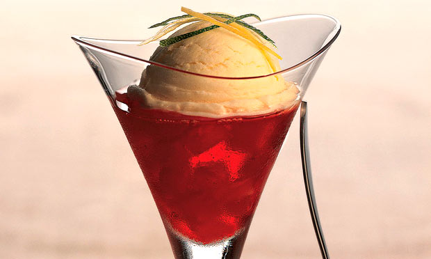 Gelatina de morango com abacaxi e sorvete de creme
