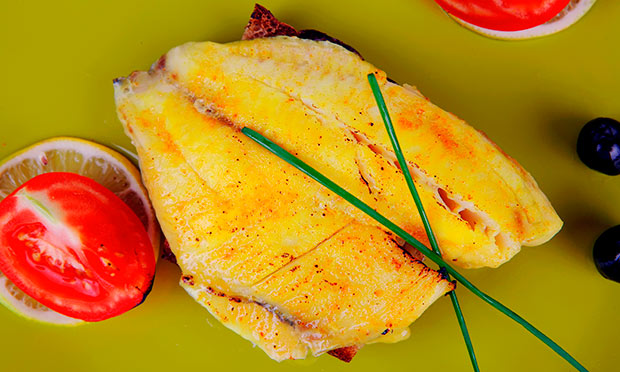Peixe com ervas e açafrão
