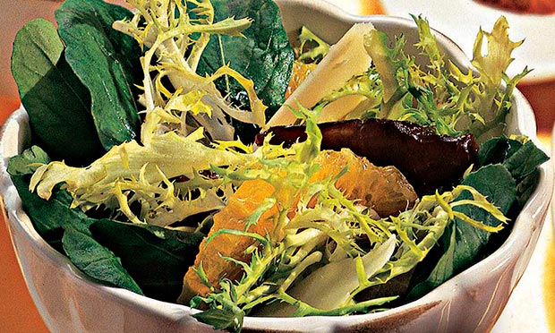 Salada verde com laranja e tâmara