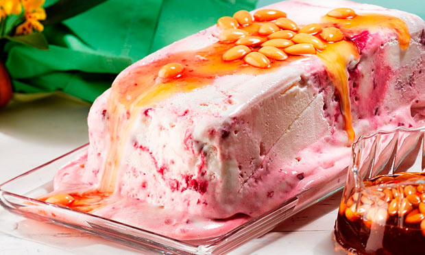 Sobremesa de sorvete de iogurte com frutas vermelhas e calda de amêndoa