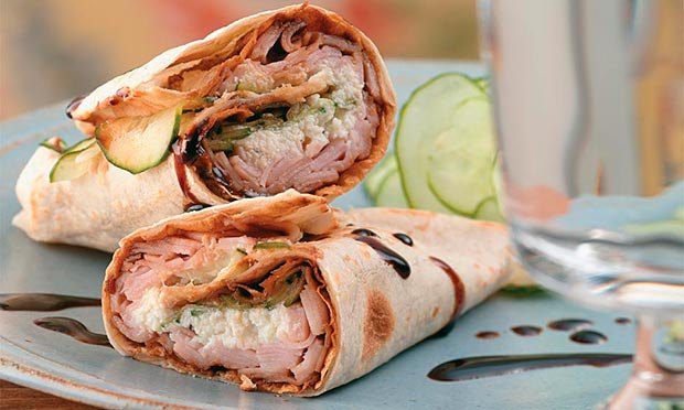 Wrap de peito de peru defumado com ricota e pepino