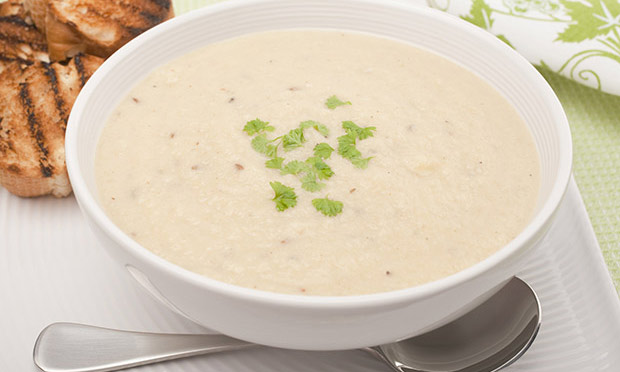Sopa de couve-flor com cardamomo