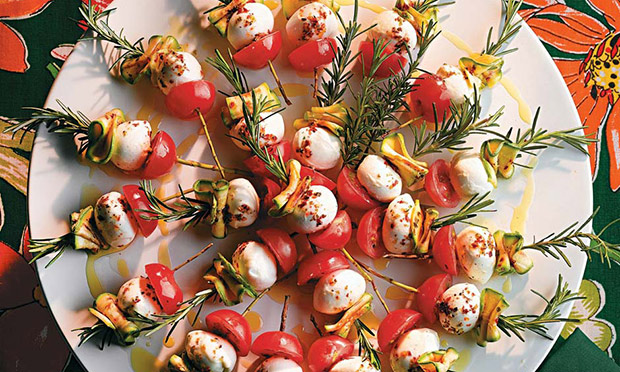 Enrolado de abobrinha, queijo e tomate-cereja no alecrim