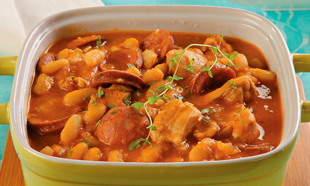 Ensopado de frango e linguiça com feijão-branco