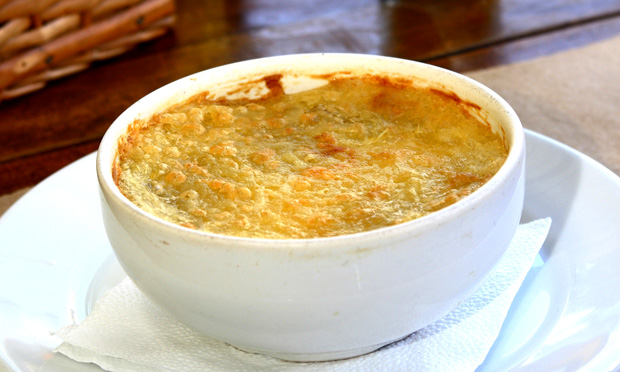 Escondidinho de carne-seca com aipim (mandioca)