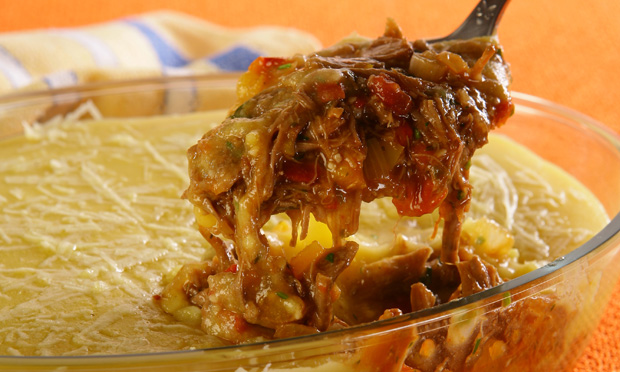 Escondidinho de carne desfiada com polenta