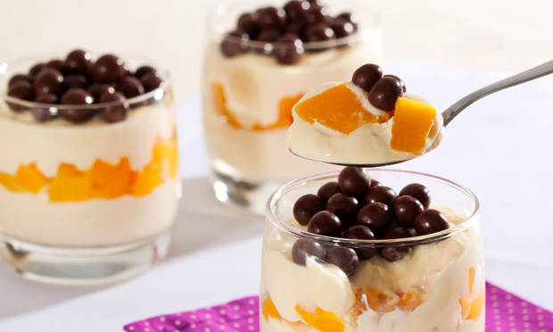 Escondidinho doce de pêssego em calda e chocolate