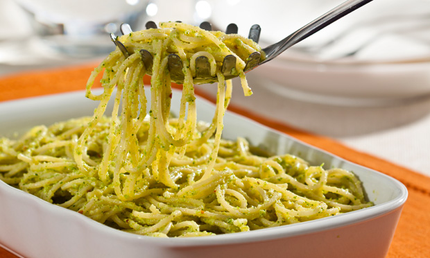 Espaguete ao creme de brócolis – pesto
