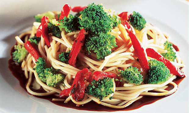 Espaguete com brócolis e tomate seco