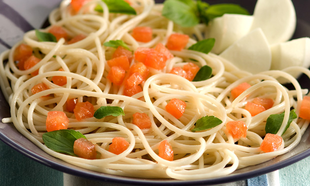 Espaguete de quinua com tomate, mussarela de búfala e manjericão
