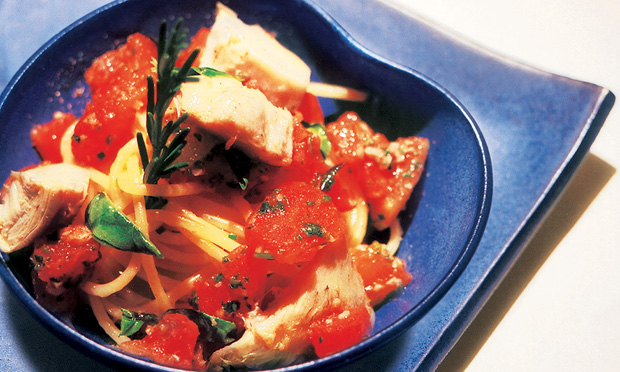 Espaguete com tomate e alcachofra
