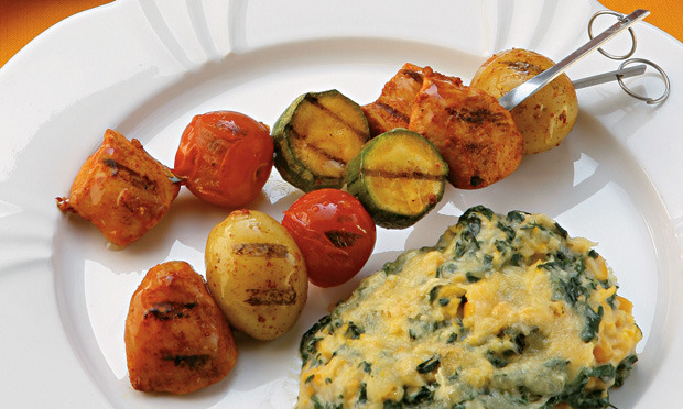 Espetinho de frango e legumes com molho