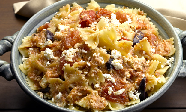 Farfalle com molho de queijo e anchova