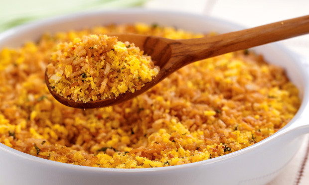 Farofa crocante de arroz frito e ervas