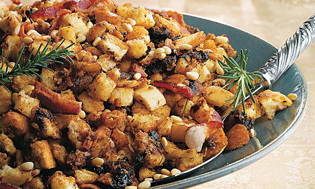 Farofa de pão com ameixa-preta, bacon e pignoli