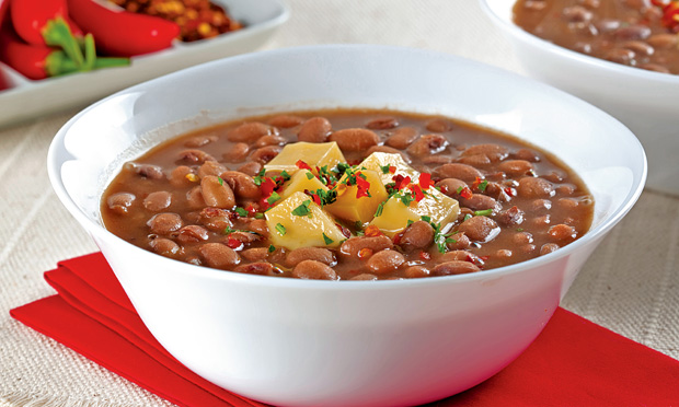 Feijão picante com cubos de queijo