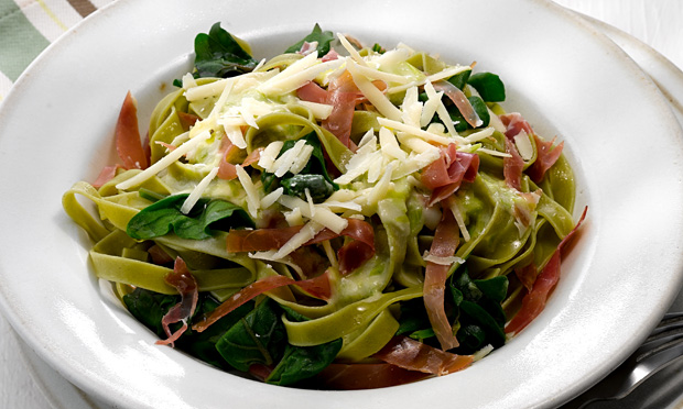 Fettuccine com alho-poró e espinafre
