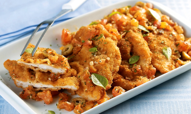 Filé de frango com tomate e manjericão