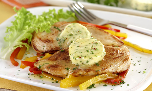 Filé de frango grelhado com manteiga aromatizada