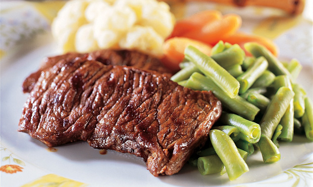 Filé grelhado com legumes no vapor