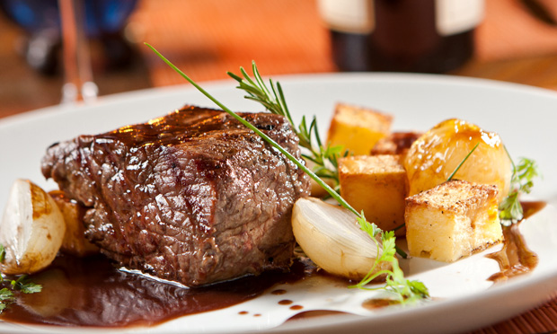 Filé mignon com batata risolé, molho de vinho e cebola caramelizada