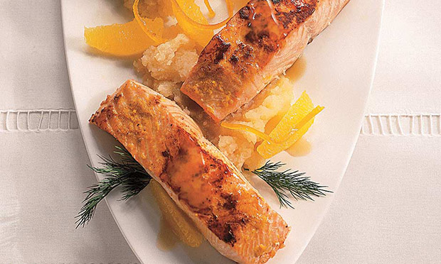 Filé de salmão com crosta de laranja e purê de nabo
