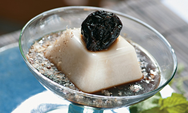 Flã de leite de arroz e coco, com calda de ameixa e flocos de arroz integral