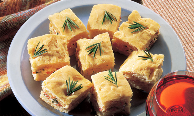 Focaccia com tomate, queijo e alecrim