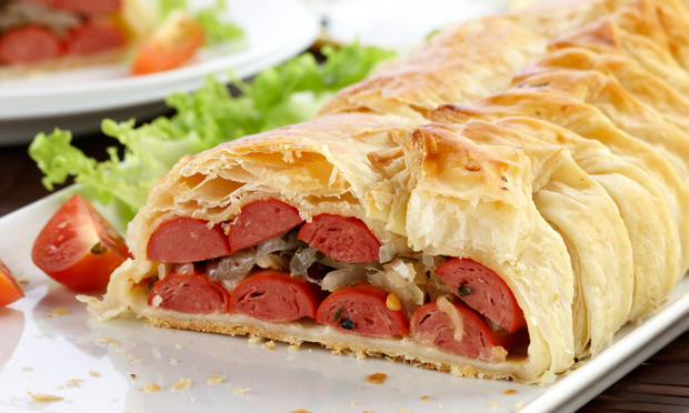 Folhado de salsicha, cebola e ervas