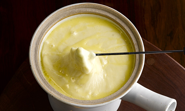 Fondue de queijo emmenthal e gruyère