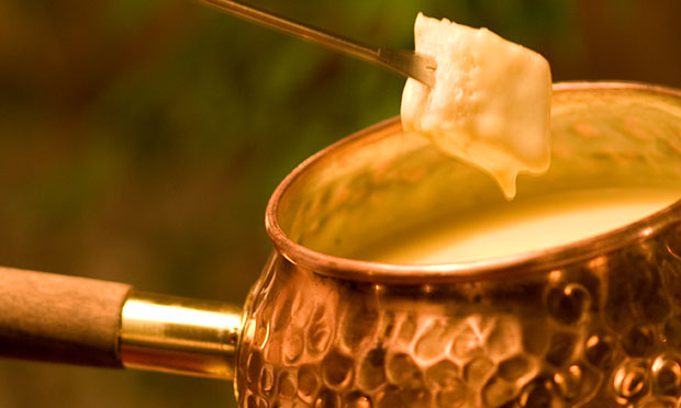 Fondue de queijo gruyére, emmenthal e estepe