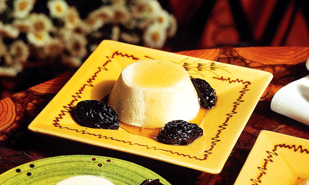 Forminha de ricota com calda de ameixa