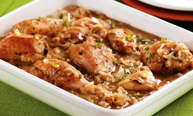 Frango acebolado no molho de vinho