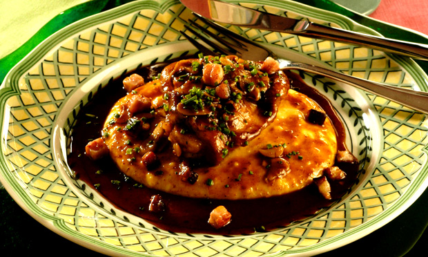Frango ao vinho tinto com polenta
