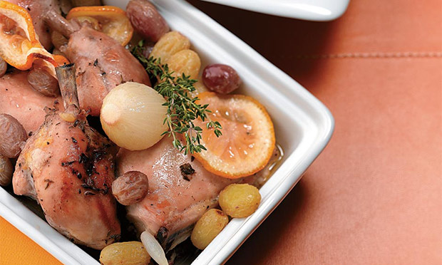 Frango aromático com uva e mini cebola