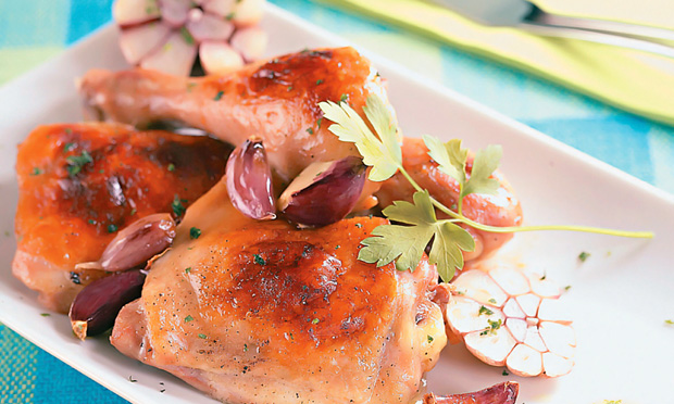 Frango aromatizado com alho