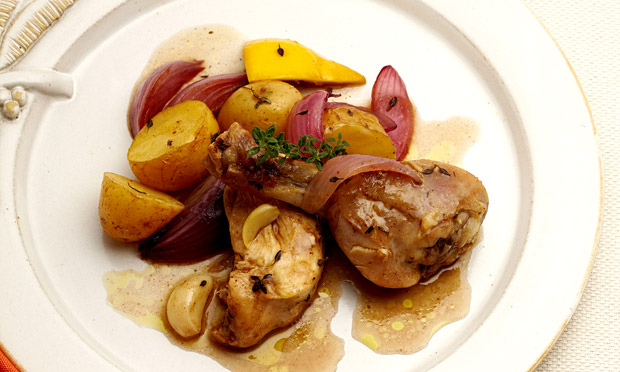 Frango assado com batata, alho e tomilho